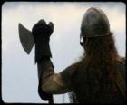 Viking смотрят вооруженный топором